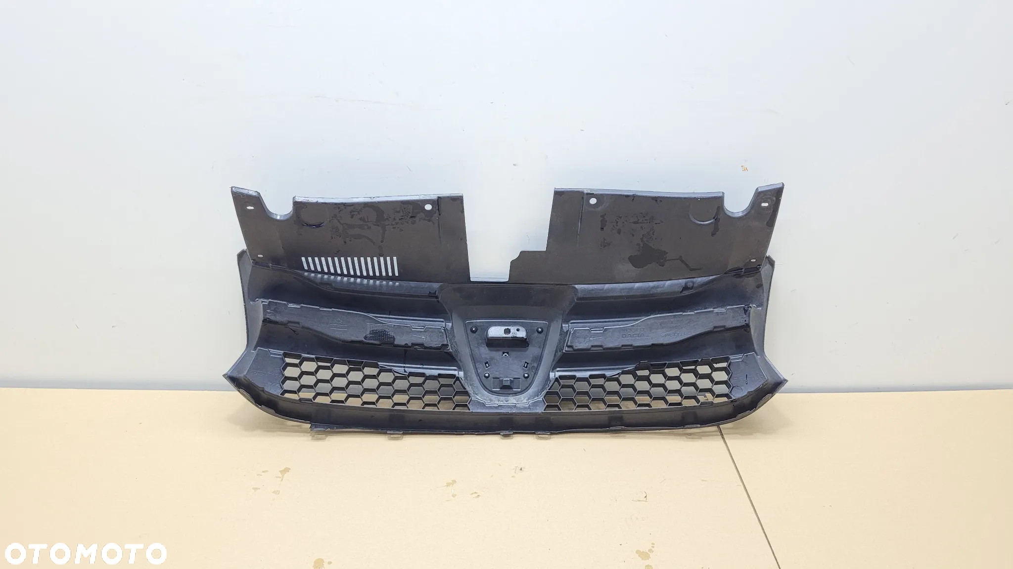 ATRAPA GRILL ZNACZEK PRZÓD 623103971R DACIA SANDERO II LOGAN - 2
