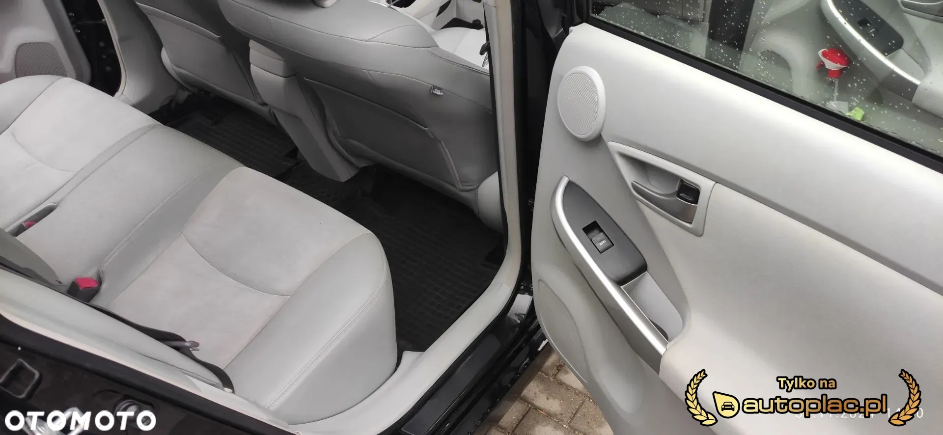 Toyota Prius (Hybrid) - 8