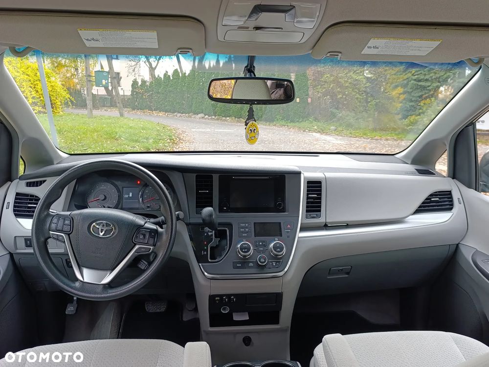 Toyota Sienna 3.5 V6 - 8