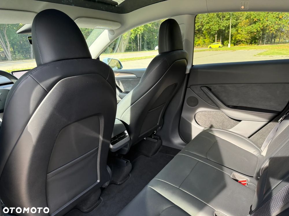 Tesla Model Y Long Range AWD - 18
