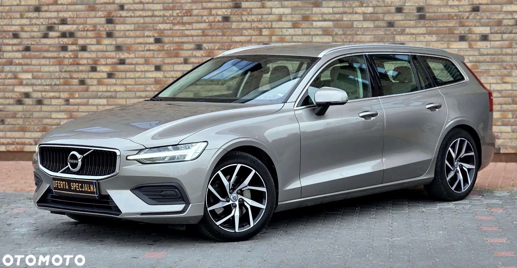 Volvo V60 T4 Momentum Pro - 1