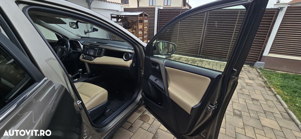 Toyota RAV4 2.2 D-4CAT 4WD Aut Luxury 18" - 2