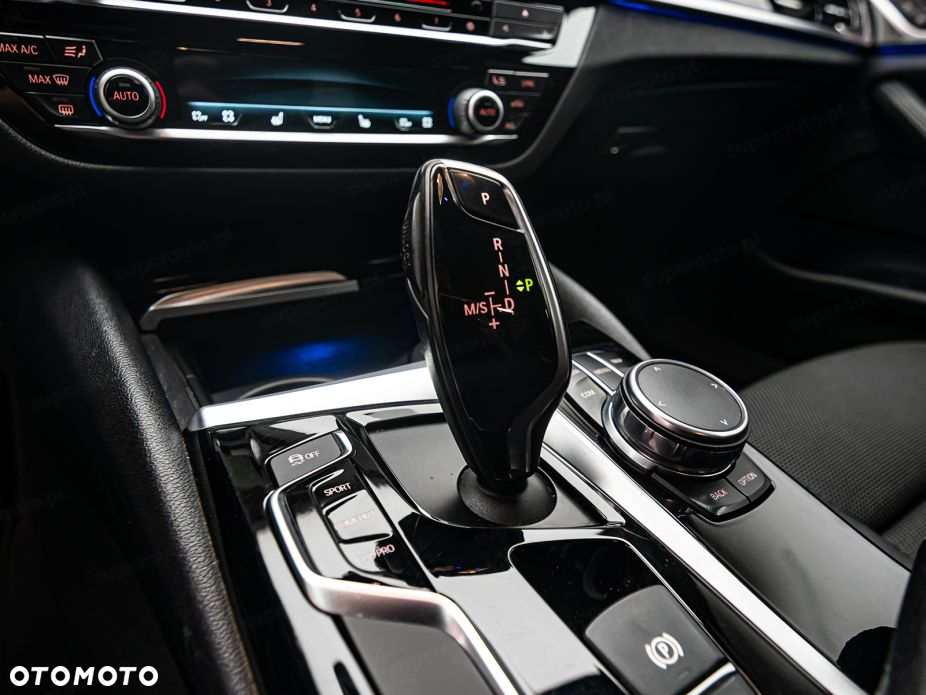 BMW Seria 5 520d xDrive - 23