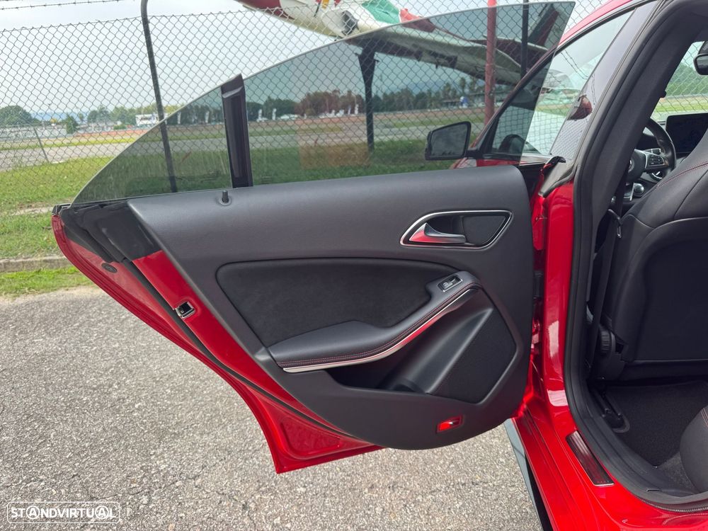 Mercedes-Benz CLA 220 d AMG Line Aut. — fotografia 38