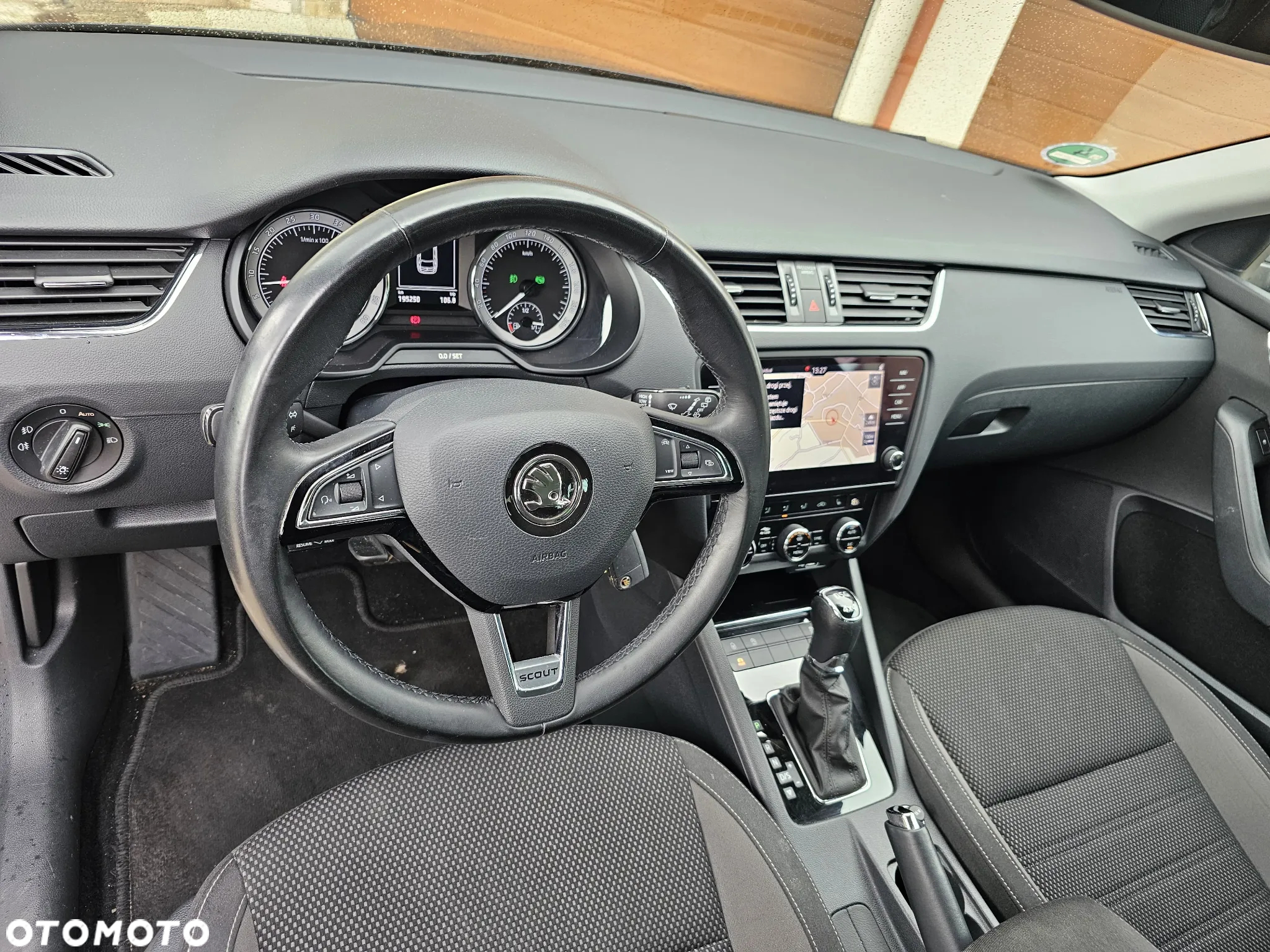 Skoda Octavia Combi 2.0 TDI 4x4 DSG Scout - 28
