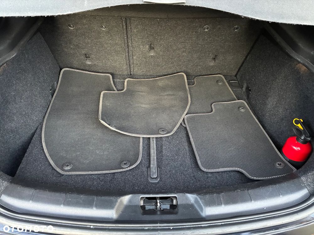 Volvo V40 T3 R-Design - 36