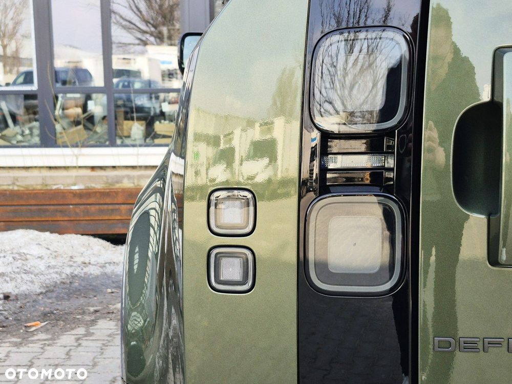 Land Rover Defender - 12
