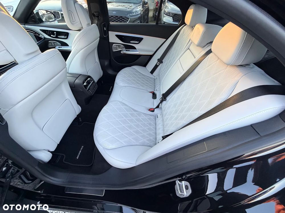 Mercedes-Benz Klasa E 400e 4Matic 9G-TRONIC - 35