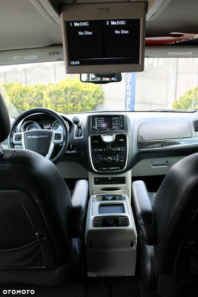 Chrysler Town & Country - 22