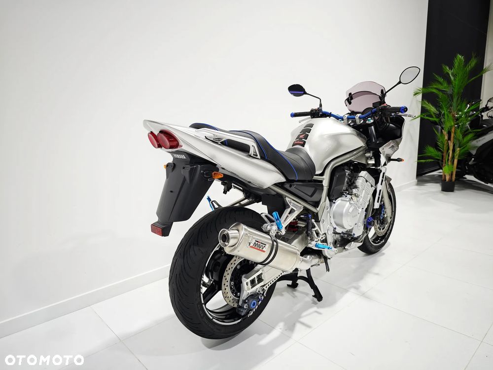 Yamaha FZS - 11