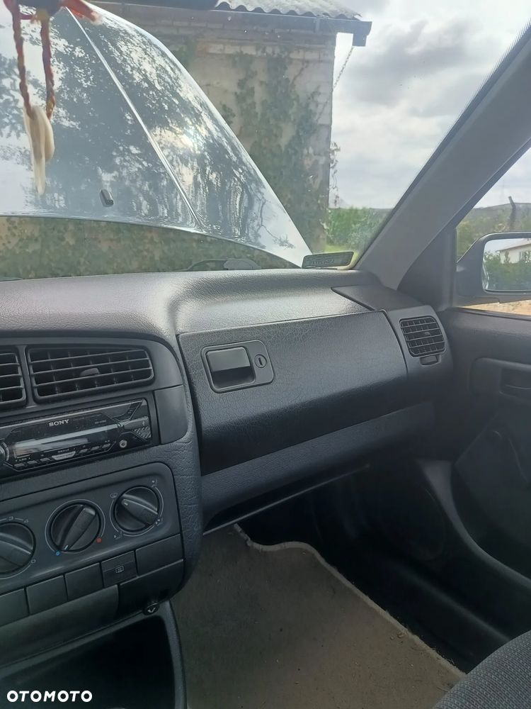 Volkswagen Vento 1.8 GL - 15