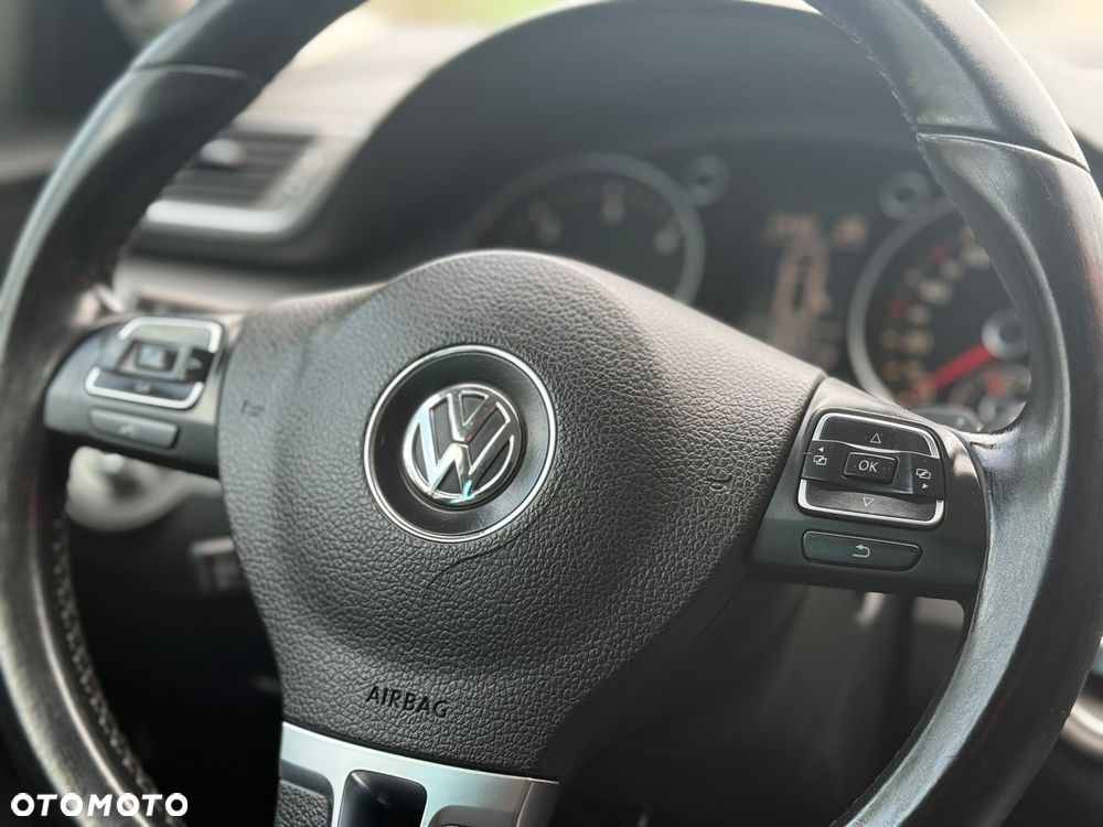 Volkswagen Passat - 16