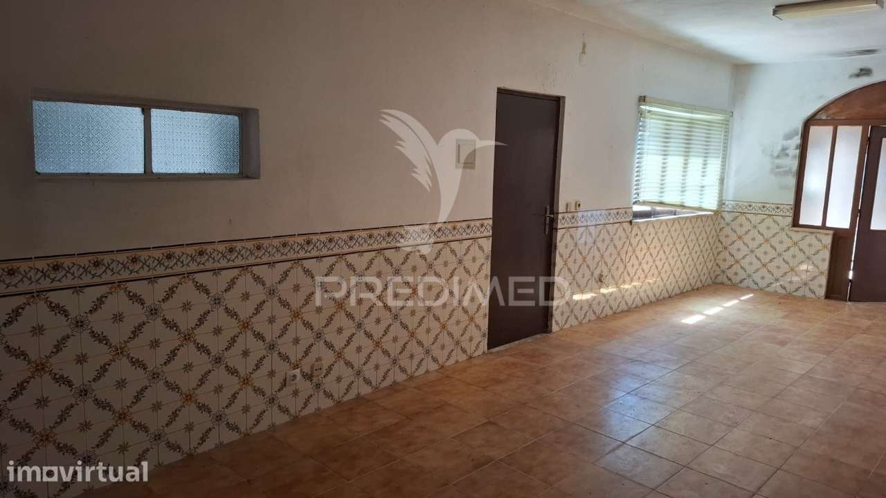 Moradia T2 com anexos e terreno em Arneiro das Milhariças - Grande imagem: 3/23