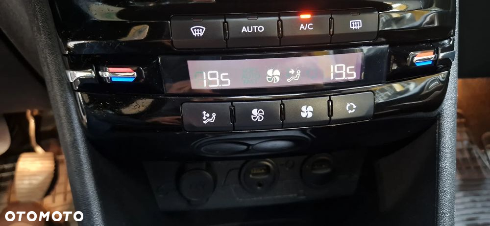Peugeot 2008 1.2 Pure Tech Style EU6 - 19