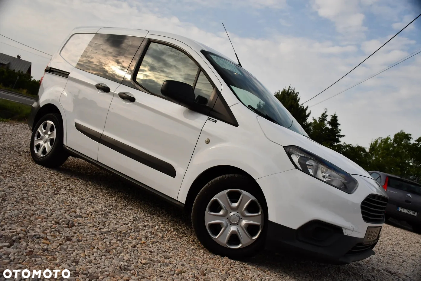 Ford Transit Courier - 13