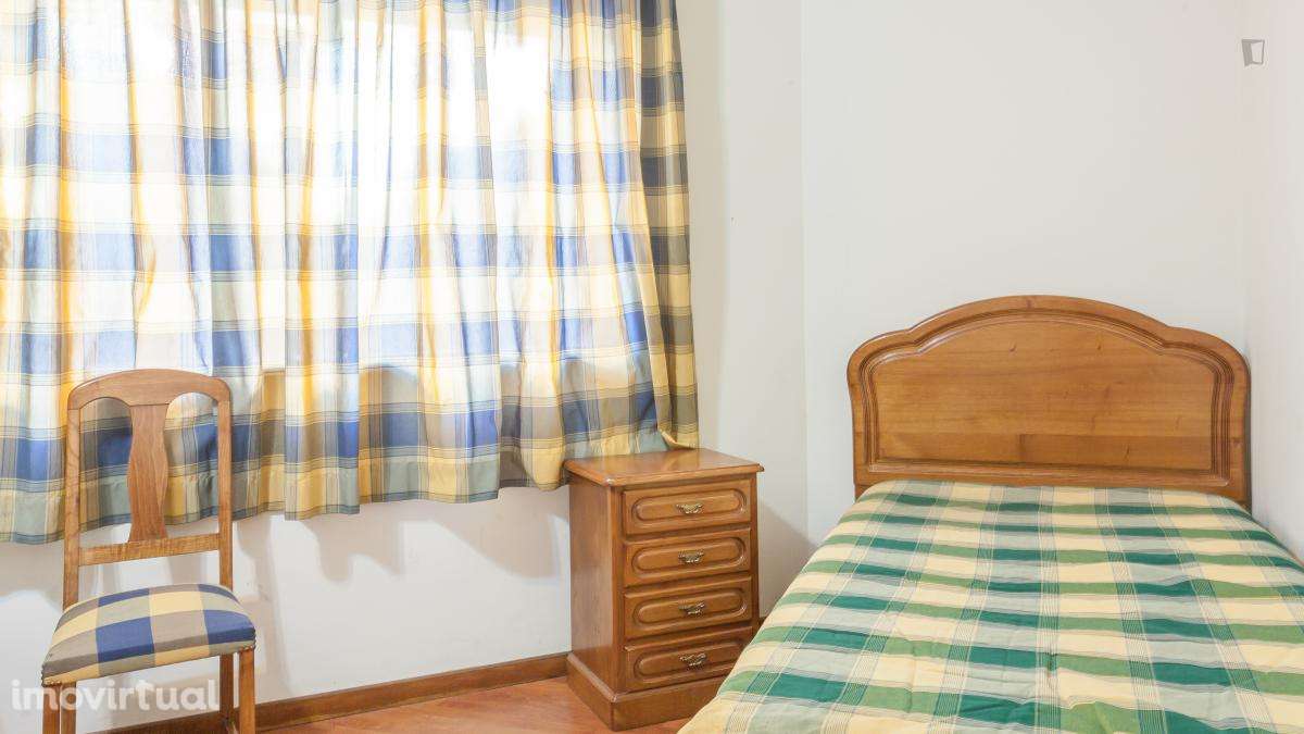 Quarto - localizado em Pedrouços Porto - Grande imagem: 2/33