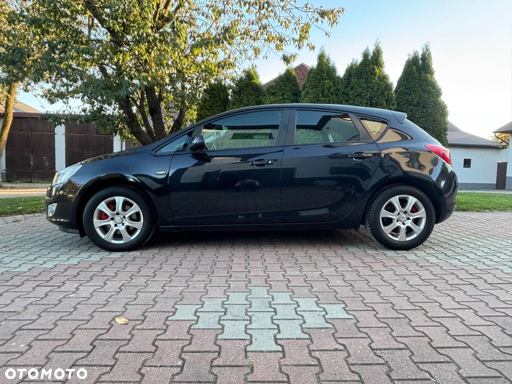 Opel Astra 2010 photo 3