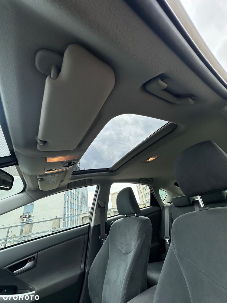Toyota Prius (Hybrid) Executive - 13
