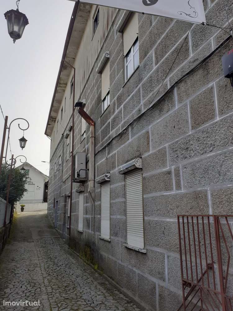 Venda de prédio localizado centro das Termas São Vicente Penafiel - Grande imagem: 2/17