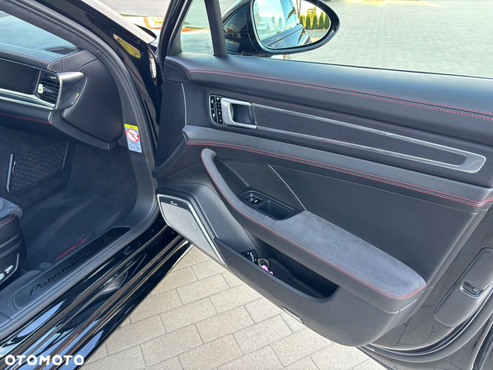 Porsche Panamera GTS Sport Turismo - 22