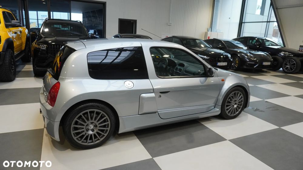 Renault Clio 3.0 V6 Sport - 11