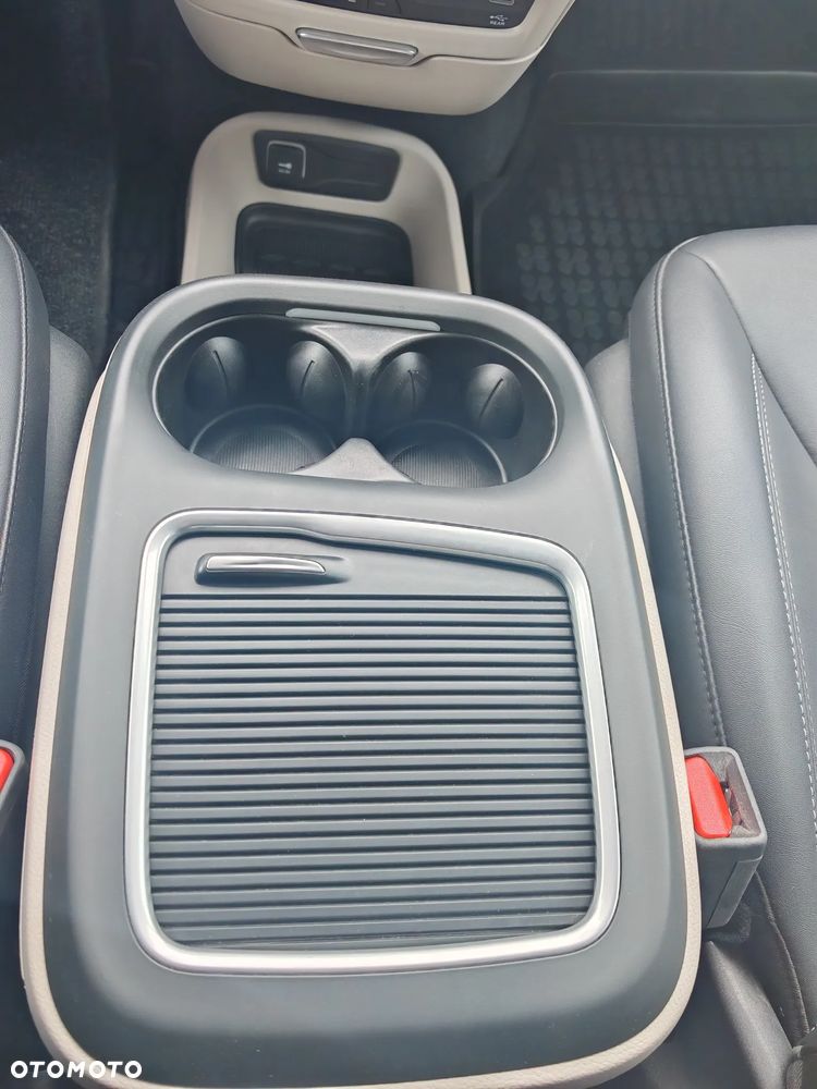 Chrysler Pacifica - 34