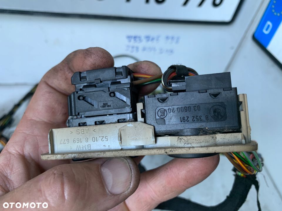 PRZEŁĄCZNIK REGULACJI FOTELA LEWY ŁAMANIE BMW E39 - 2