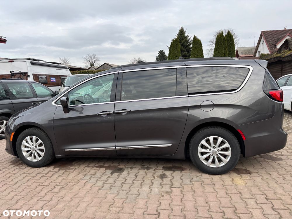Chrysler Pacifica - 6