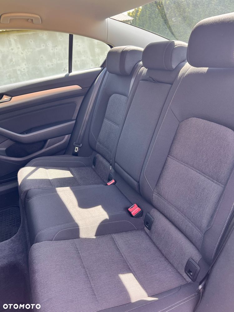 Volkswagen Passat 2.0 TDI SCR Comfortline - 13