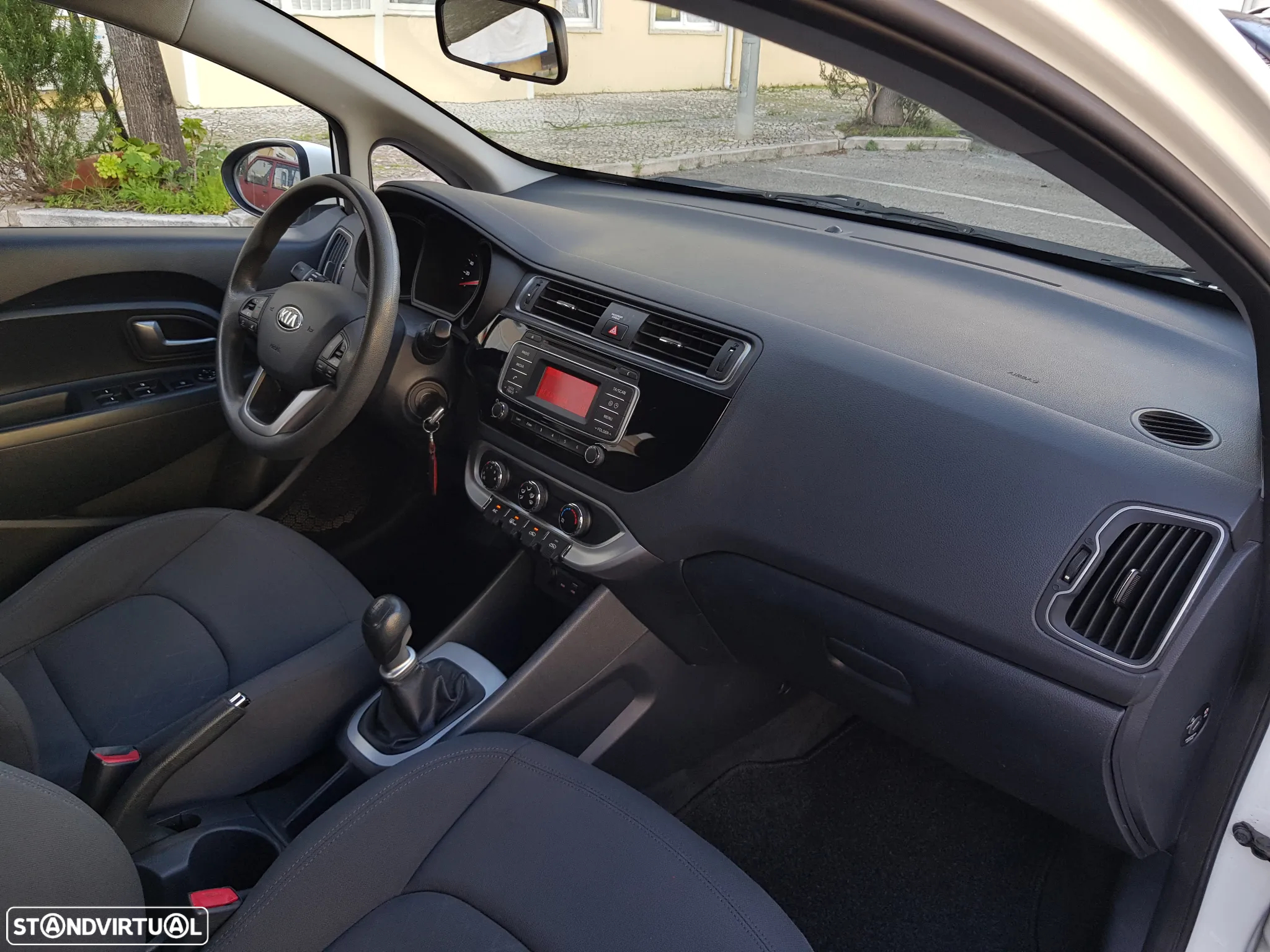 Kia Rio 1.1 CRDi TX ISG - 17