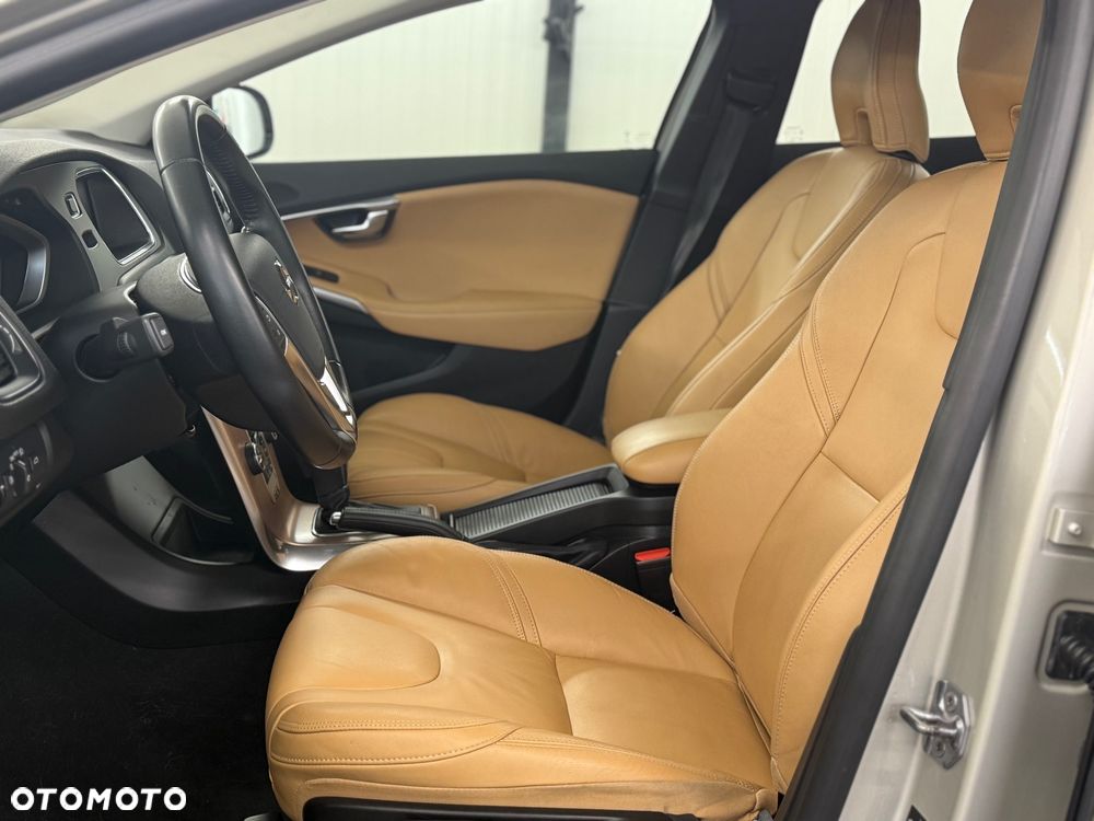 Volvo V40 Cross Country T3 Drive-E Dynamic Edition - 24