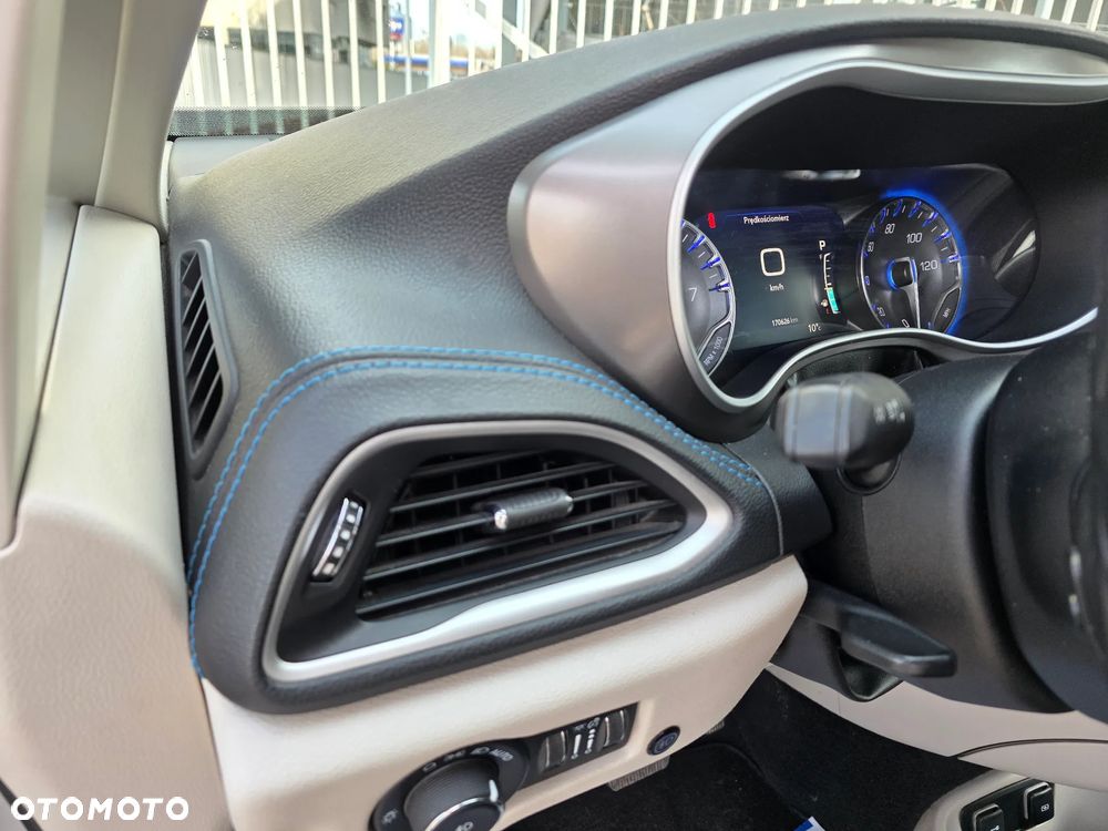 Chrysler Pacifica - 6