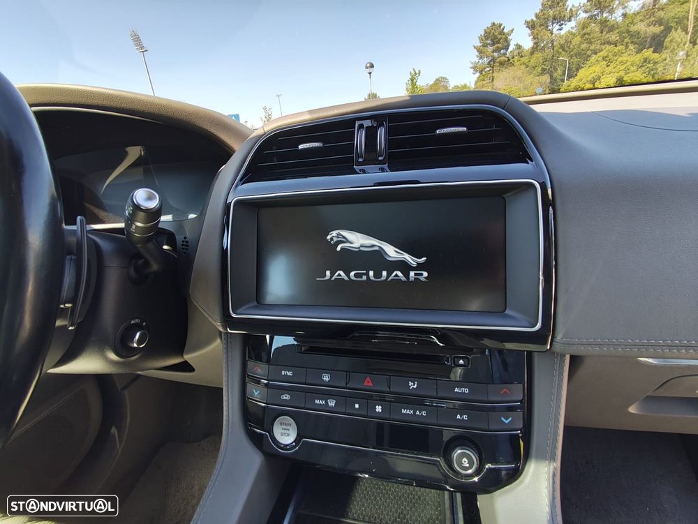 Jaguar F-Pace 2.0 i4D Prestige AWD Aut. - 12