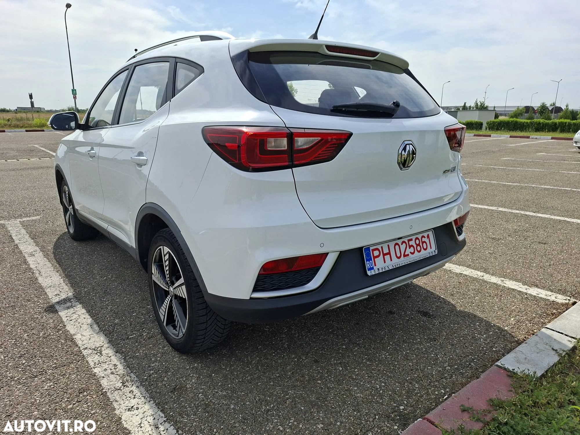 MG ZS EV Luxury - 3