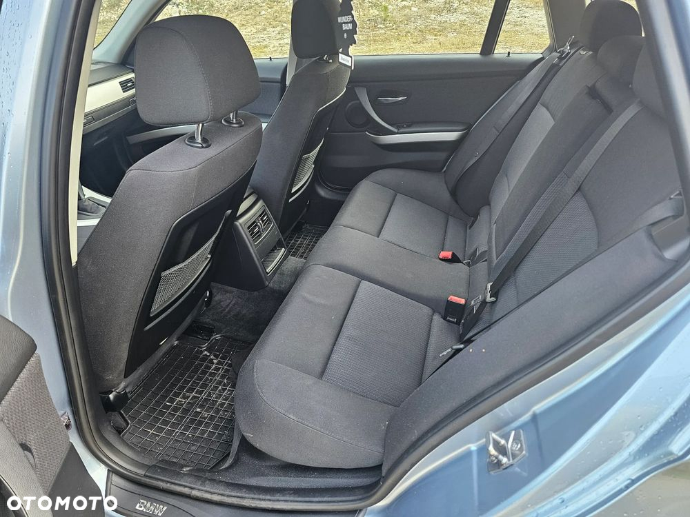 BMW Seria 3 318i Touring - 22