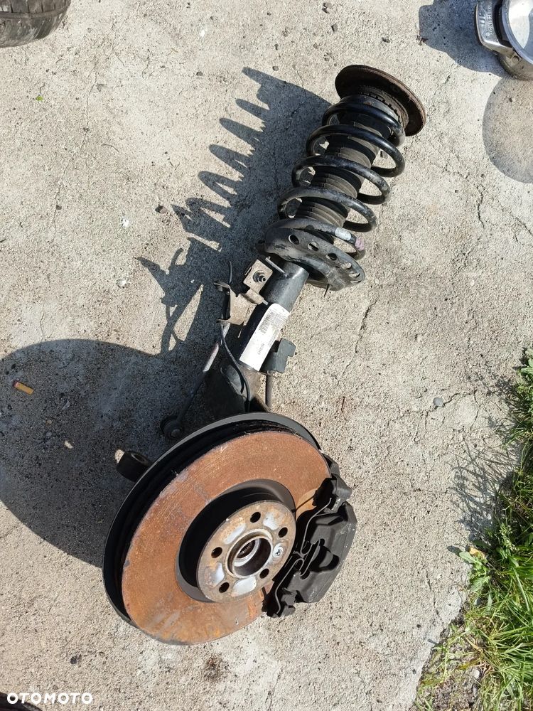 VOLVO XC60 I LIFT 2017R 2.4 D5  MCPERSON PRAWY PRZÓD 31340477 ZWROTNICA KOMPLETNA PIASTA - 1