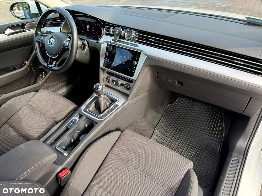 Volkswagen Passat - 12