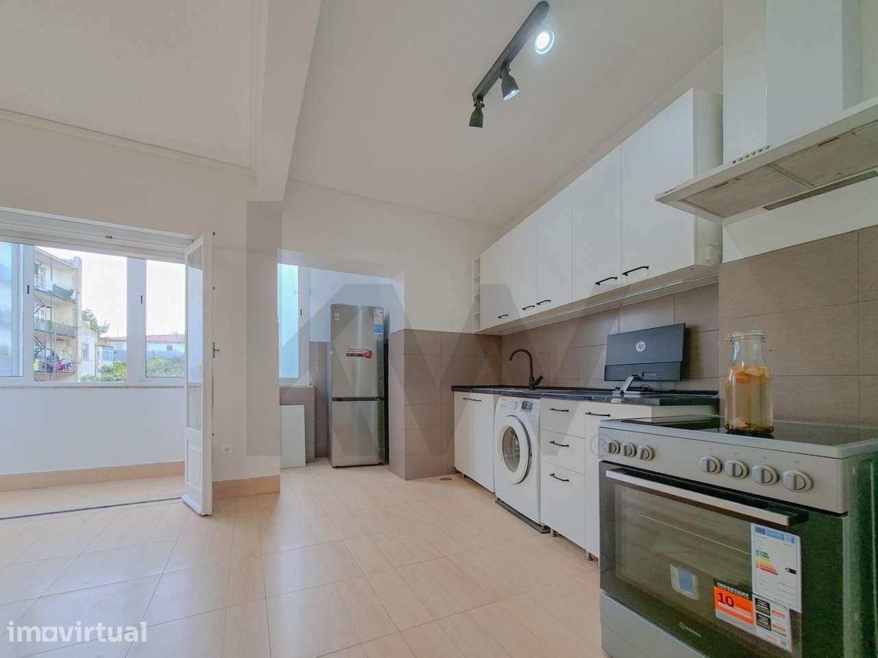 Apartamento T2 Parcialmente Remodelado com Varanda e Elevador – Marquê - Grande imagem: 4/28