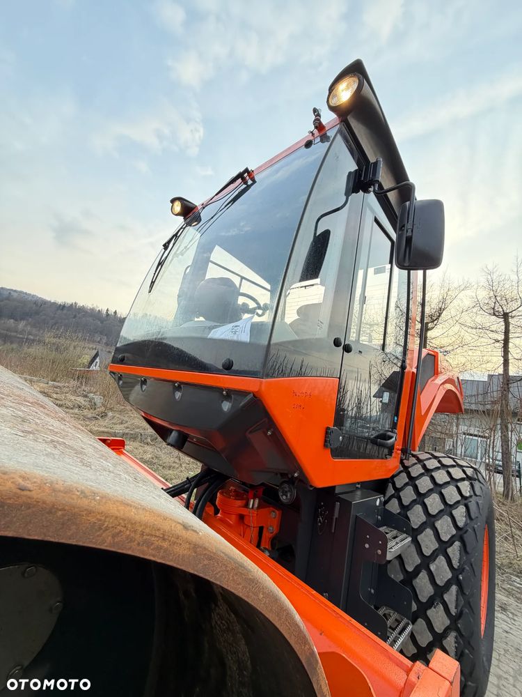 Bomag BW213 D-5 Walec Drogowy Terenowy 15 ton. Import Norwegia 2020 rok. 1050 Mtg. silnik DEUTZ 4cyl. 140 km. Maszyna nie różni się od Nowej z salonu! Klima wentylacja. Serwisy w Dekra AKTUALNE. Zero zniszczeń IGŁA !! Gotowa do długiej pracy. Po dużych serwisach eksploatacyjnych w Norwegii. Walec z Upadłości od pierwszego właściciela. Jego historia od nowosci to jedna robota na stadionie miejskim! Jedyna taka okazja! - 25