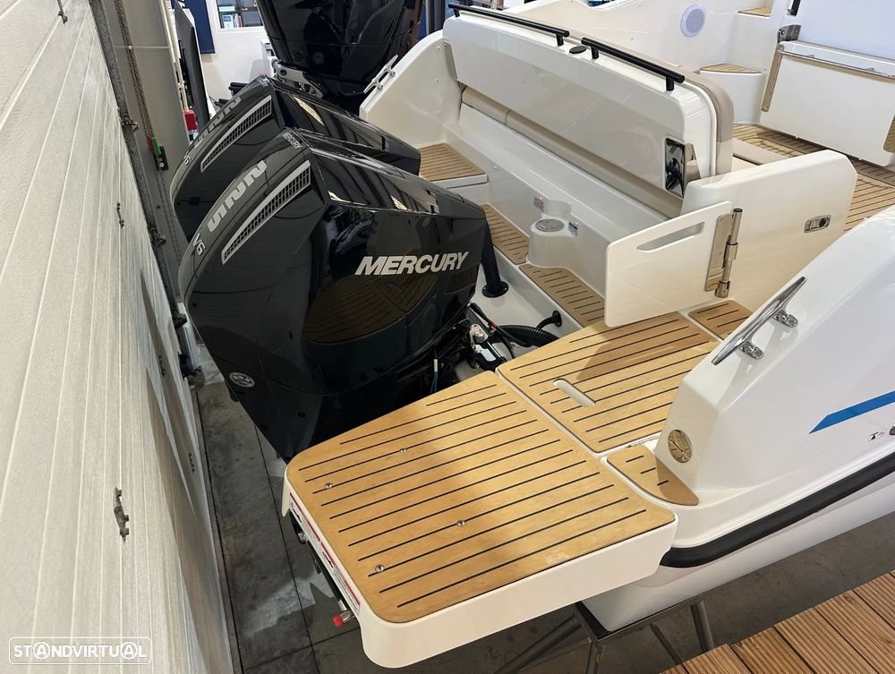 Quicksilver Activ 875 Sundeck - 6