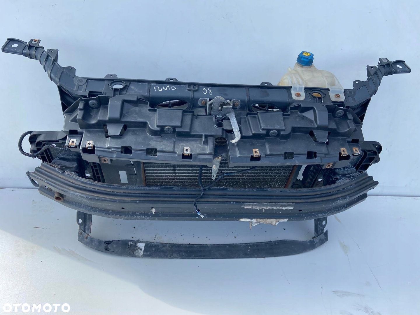 PAS PRZEDNI CHŁODNICA FIAT GRANDE PUNTO 1.4 16V - 1