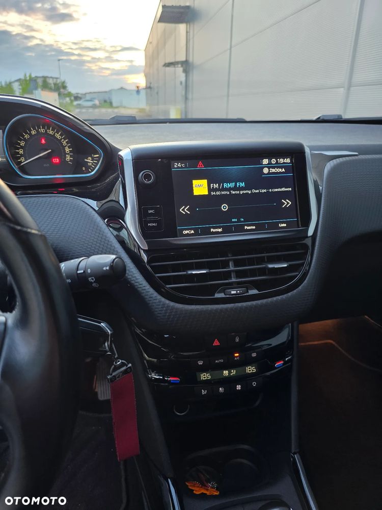 Peugeot 2008 1.2 Pure Tech GPF Signature S&S - 23