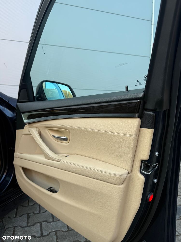 BMW Seria 5 528i xDrive Sport-Aut Luxury Line - 29