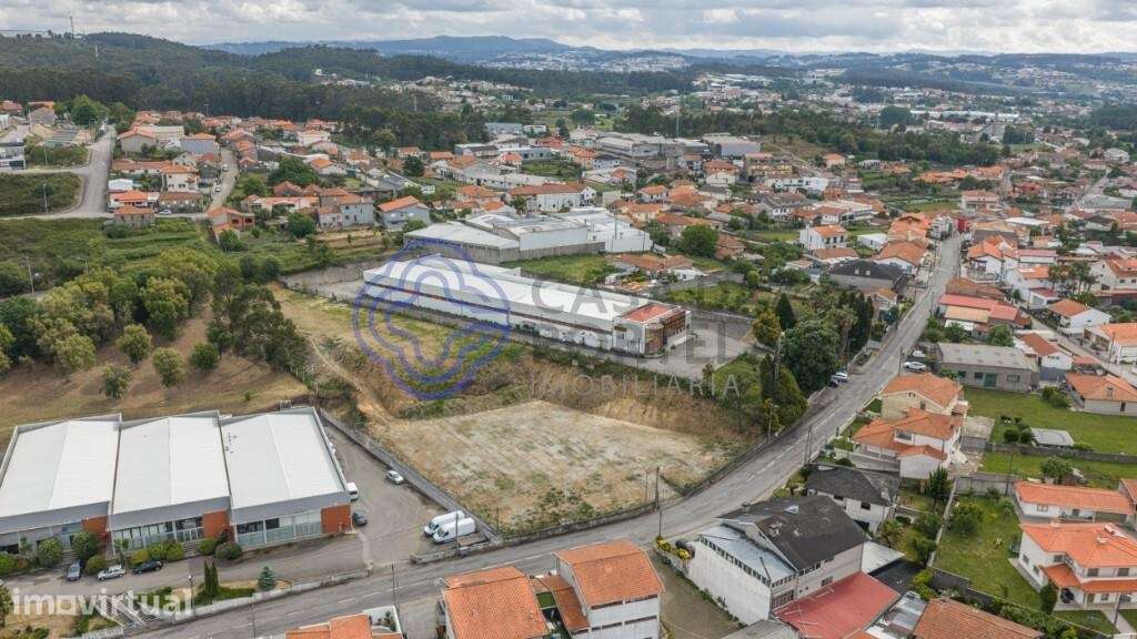 Armazém industrial com 3 cais de carga, edifício com escritórios - Grande imagem: 2/45