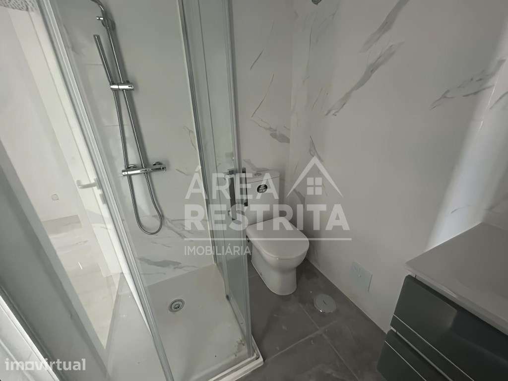 APARTAMENTO T1 NOVO COM PARQUEAMENTO, ARRECADAÇAO E TERRAÇO, CONDOM... - Grande imagem: 5/12