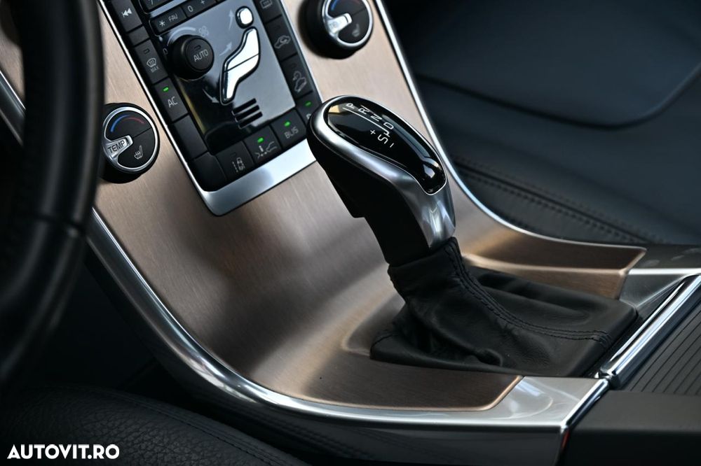 Volvo XC 60 D5 AWD Geartronic Summum - 18