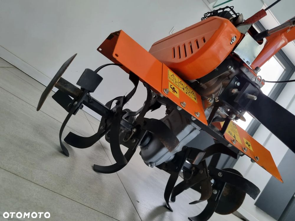 Husqvarna Glebogryzarka Kultywator BENASSI. Włoska Oryginalna Maszyna sprowadzona z Norwegii. Silnik Honda lub BRIGGS VANGUARD. 7km lub 5,5km . Szerokość rob. 80cm. 3 biegi pracy. To nie jest chińczyk!! Prawdziwy kultywator Przemysłowy koszt nowego około 10 tysięcy złotych. Okazja  cena zimowa wyprzedaż!! - 12
