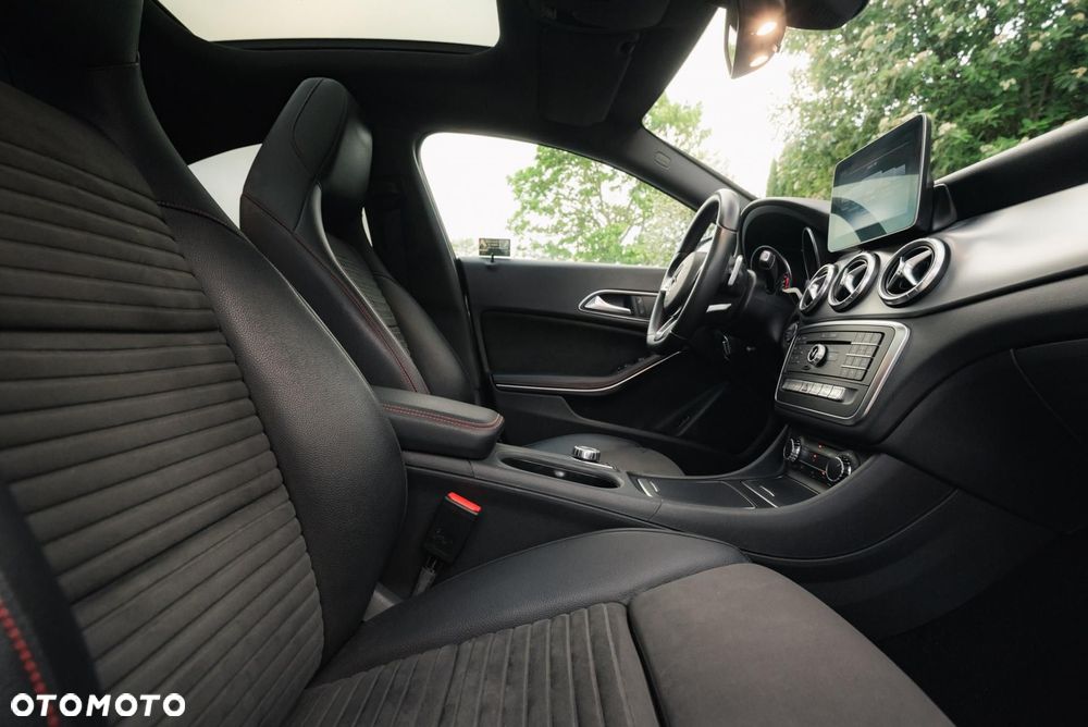 Mercedes-Benz CLA 220 4-Matic AMG Line - 32