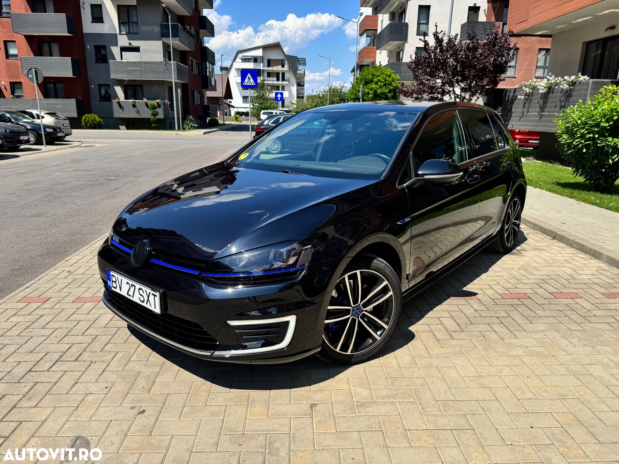 Volkswagen Golf - 1