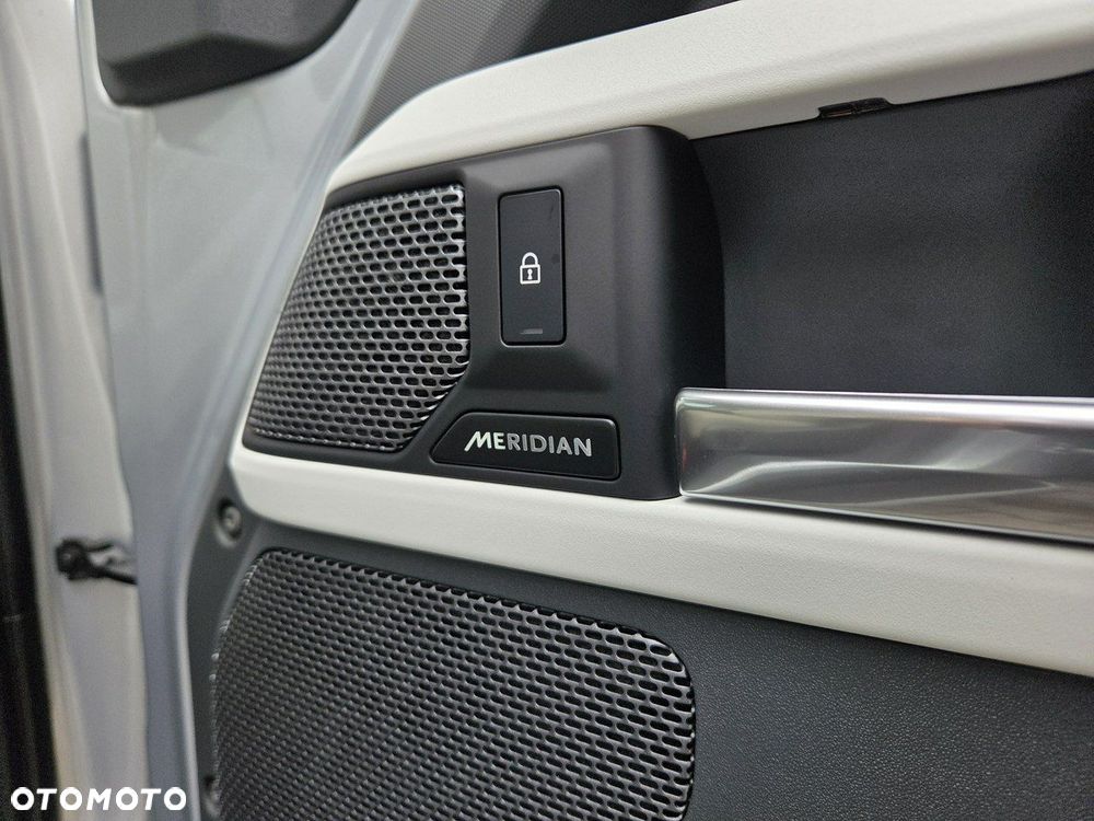 Land Rover Defender - 30